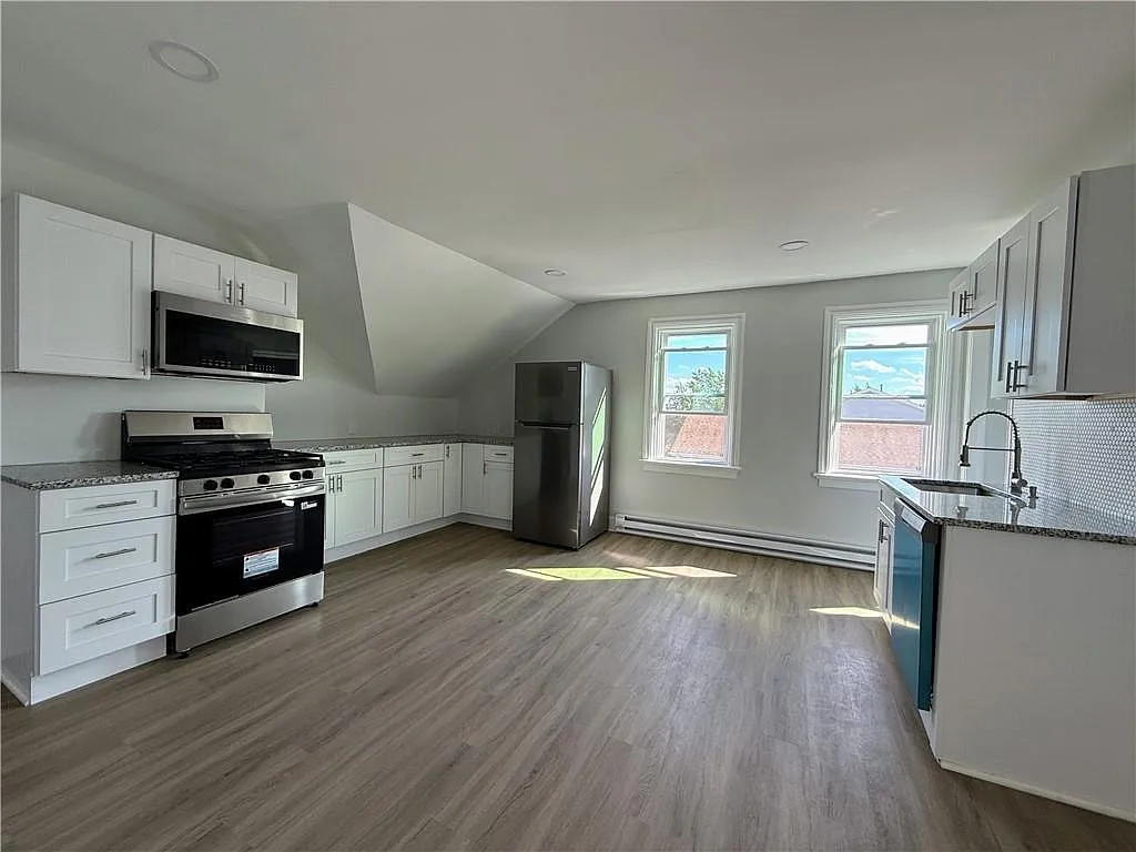 3 bed, 1050 sqft, $2,500 — Photo 2