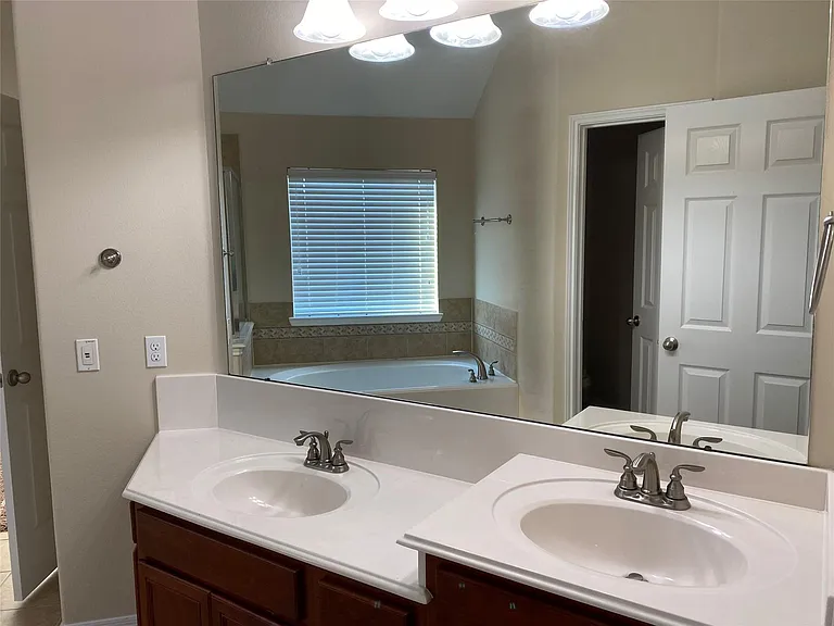 10930 Reston Point Dr — Photo 19