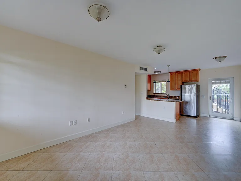 410 SW 15th St #204 — Photo 7