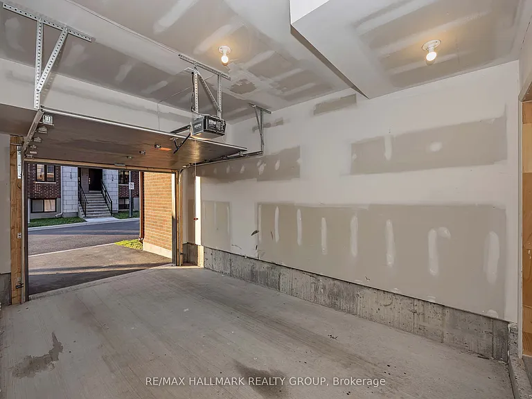 422 Rolling Meadow Cres — Photo 34