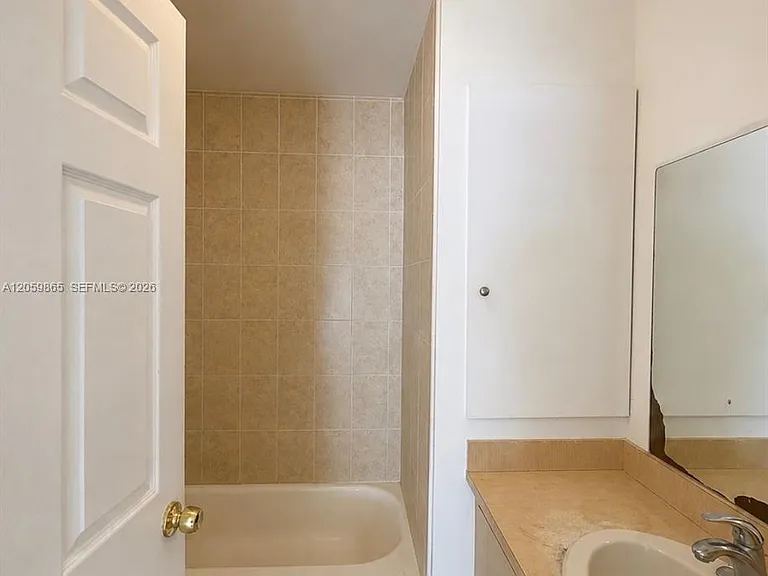 5202 NE 14th Ter — Photo 15