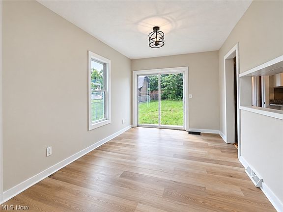 4th image of 402 Hall Ave