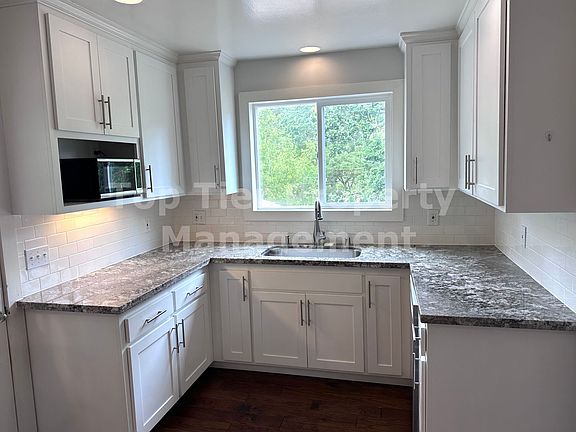 5th image of 3289 Beechwood Dr