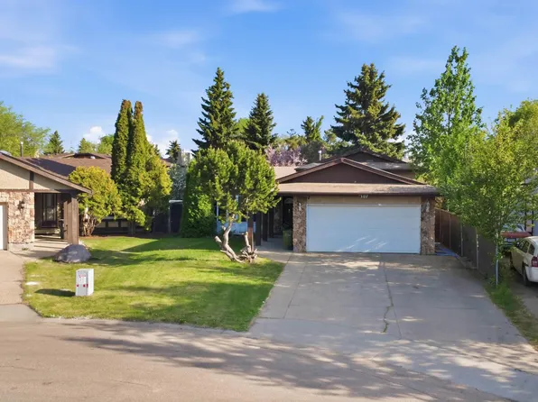 2107 40th St NW, Edmonton, AB T6L 4E9