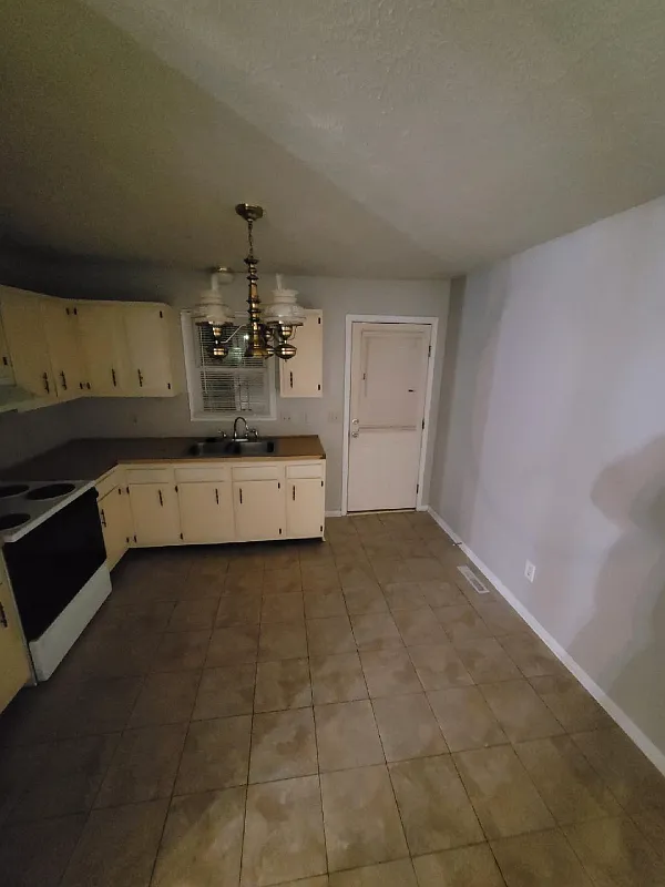 123 Ferndale Unit 3 — Photo 2