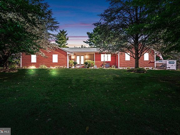 2nd image of 18 Hilltop Pl