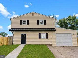 35 Thimbleberry Ln, Levittown, PA 19054