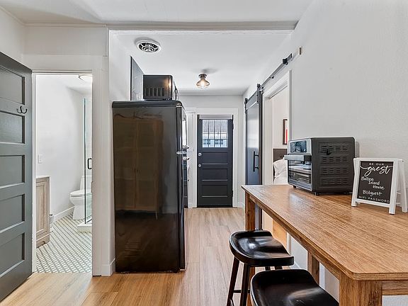 4th image of 127 Agate Ave #8