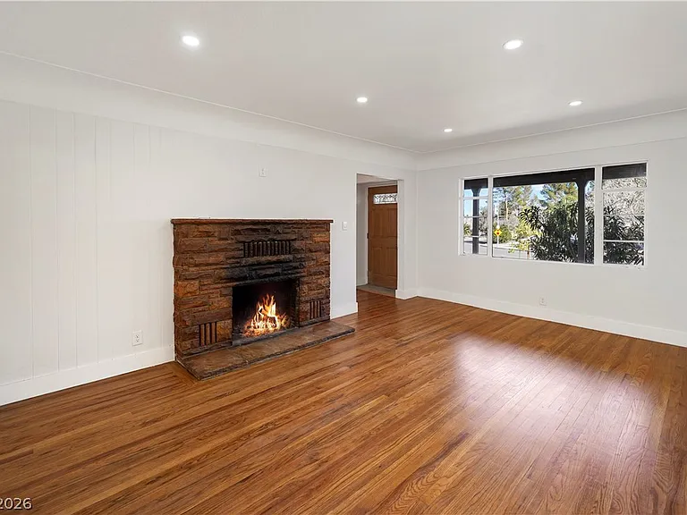 1140 Hillside Pl — Photo 2