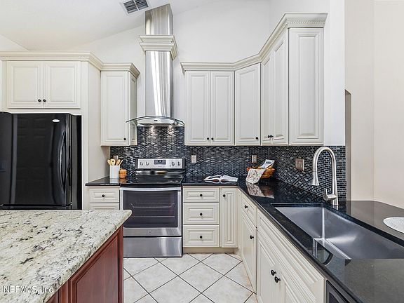 3rd image of 744 DEWBERRY Drive