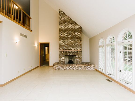 5th image of 825 W Brookforest Dr