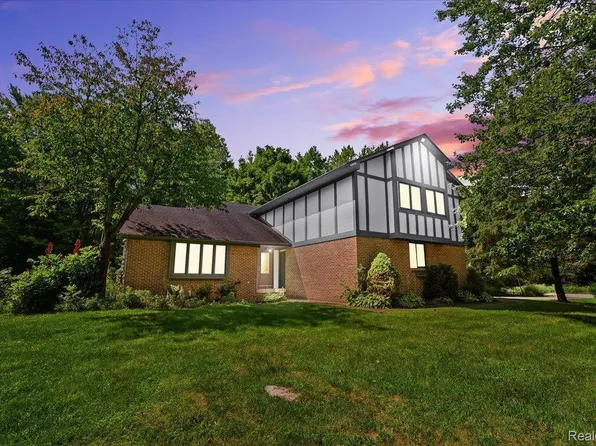 9980 McKeon Ct, South Lyon, MI 48178