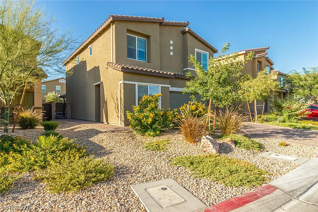 4 bed, 2.5 bath, 1833 sqft, $2,400 — Photo 3