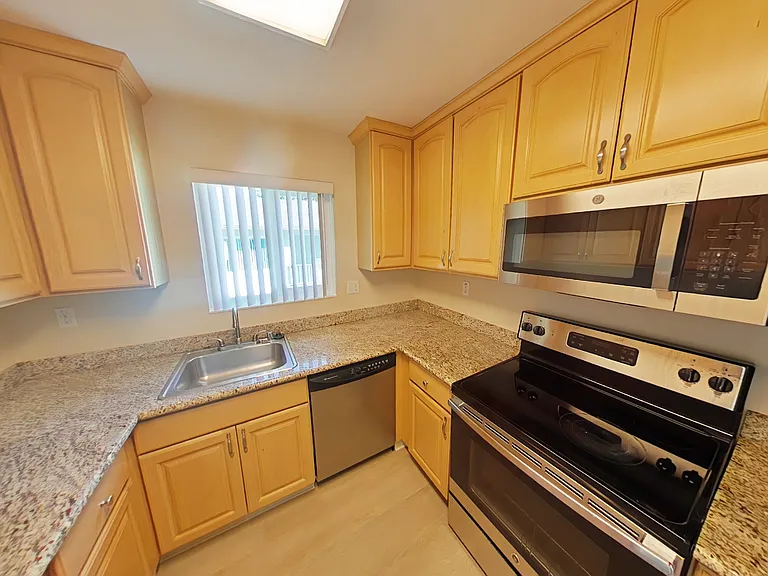 1220 Mills St #5M — Photo 1