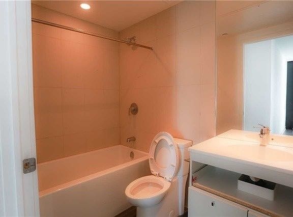5th image of 15 Grenville St #2910