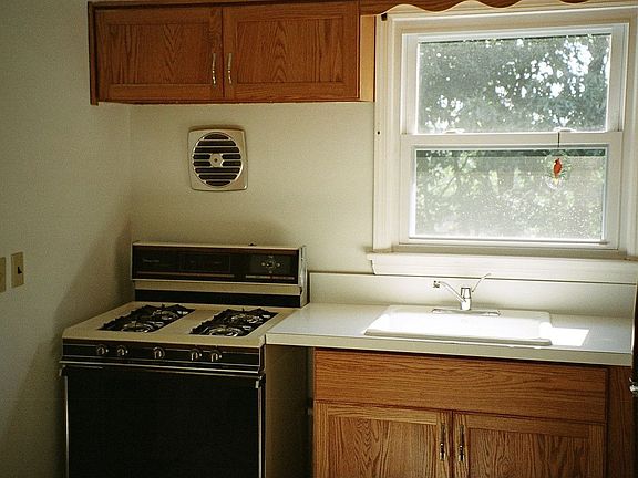 4th image of 246 Spruce St