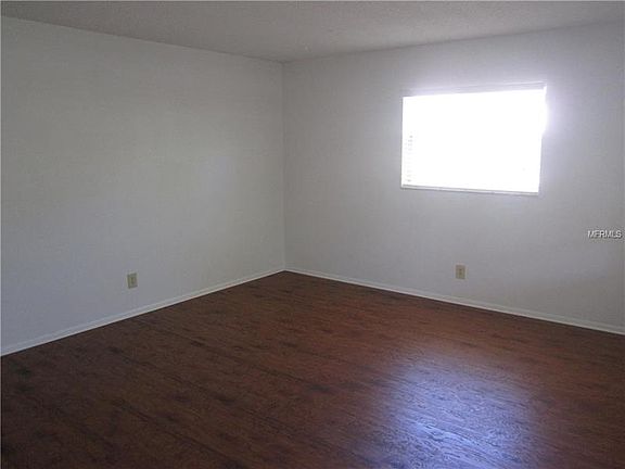 3rd image of 213 NE Monroe Cir N