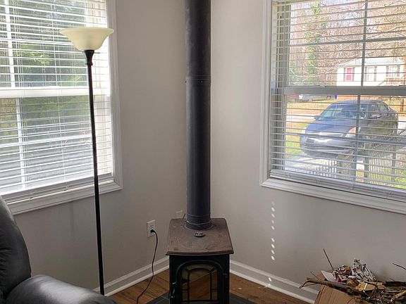 3rd image of 664 Oak St
