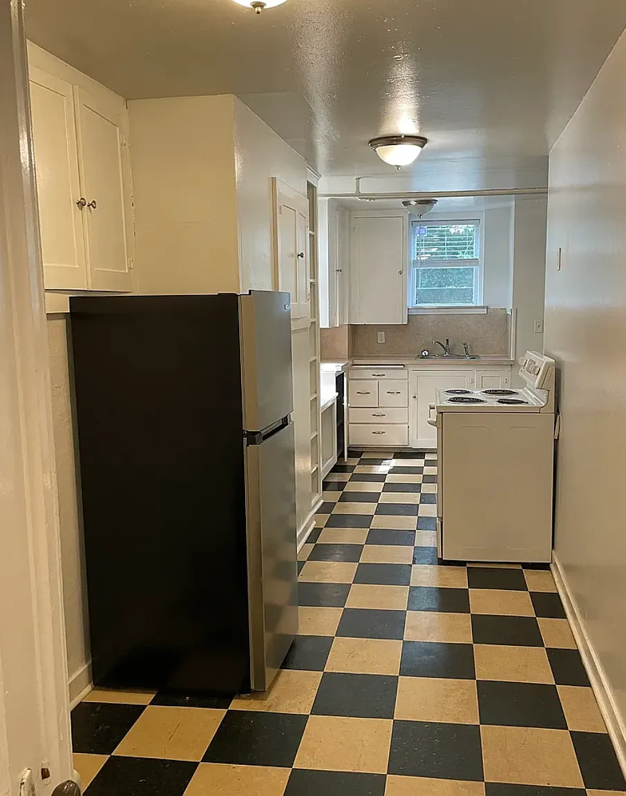 1010 W Franklin St — Photo 4