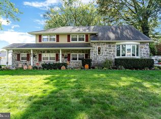 208 Wayne Dr, Cinnaminson, NJ 08077