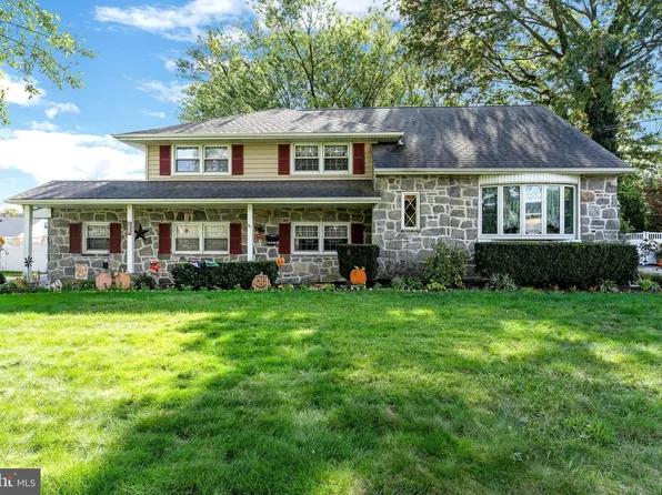 208 Wayne Dr, Cinnaminson, NJ 08077