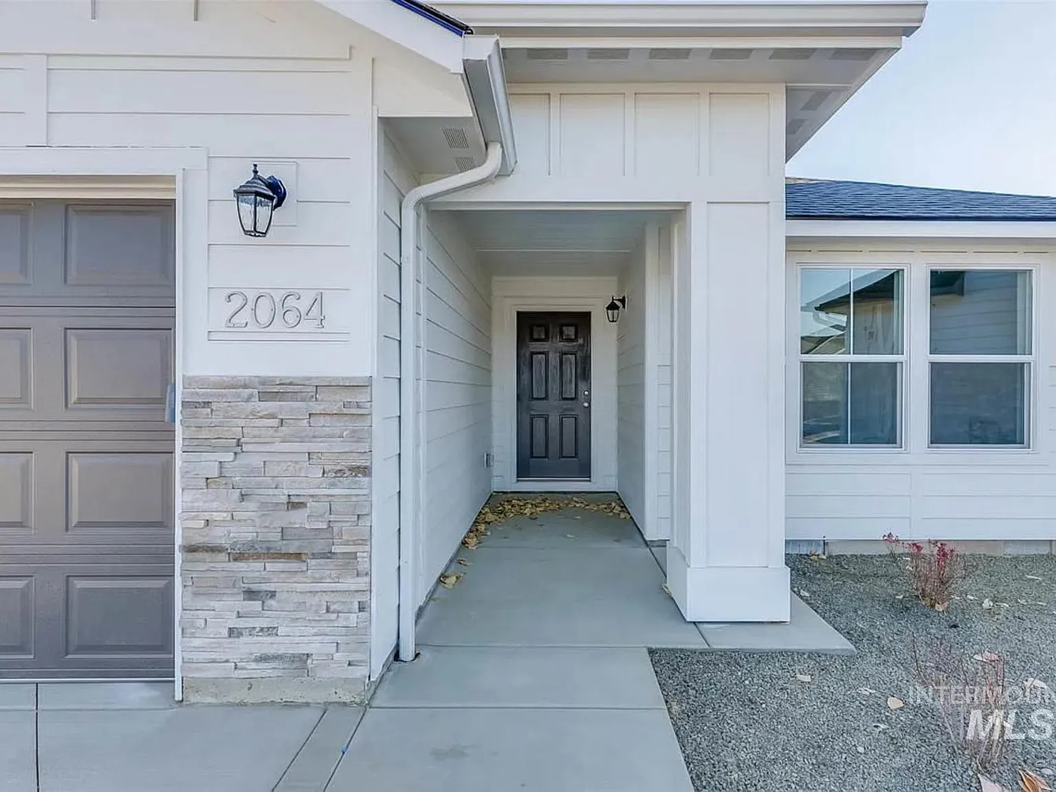 2064 N Bing Ave — Photo 2