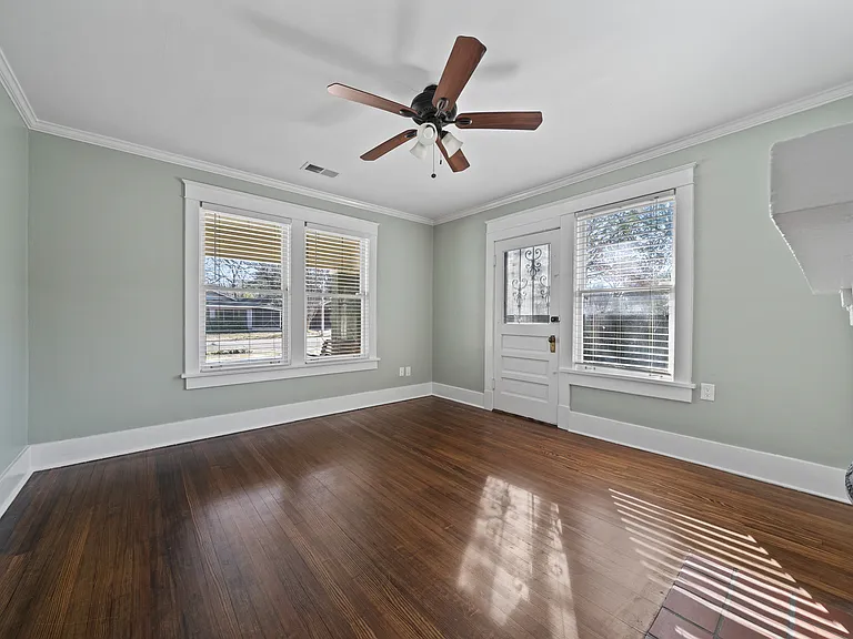 573 Alexander St — Photo 16
