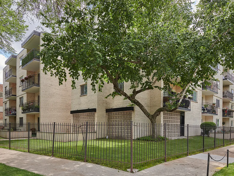 7074 N Ridge Blvd #1E