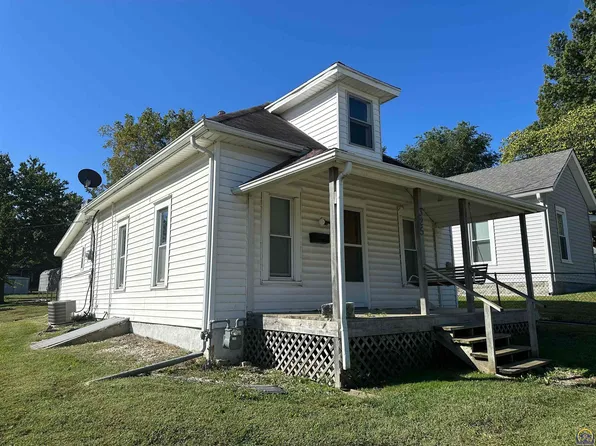 325 E 9th St, Holton, KS 66436