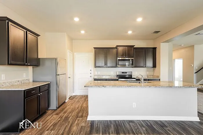 4 bed, 2.5 bath, 2204 sqft, $2,015 — Photo 3