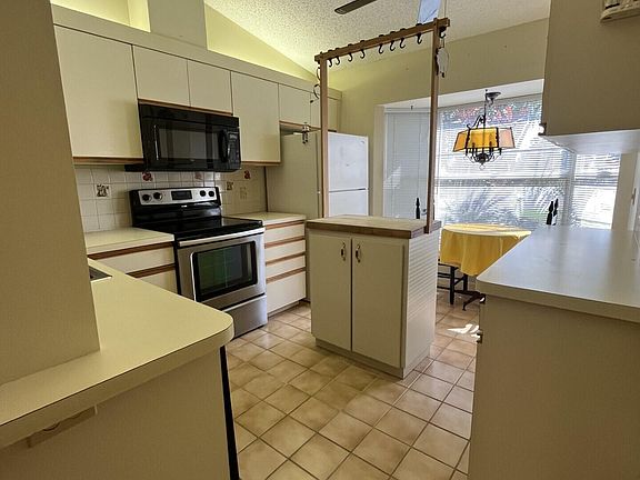 4th image of 10918 SE Stonehill Lane