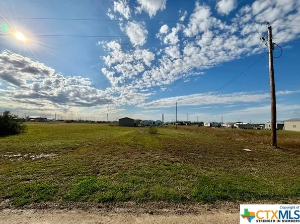 82 Mullet Ln, Palacios, TX 77465
