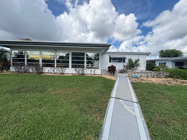 1018 Southland Dr — Photo 2