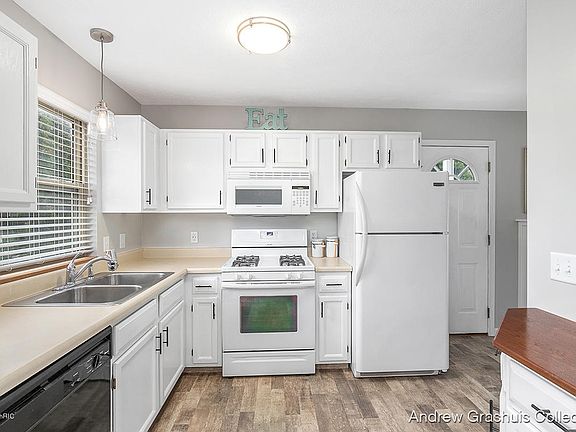 5th image of 564 Cass Ave SE