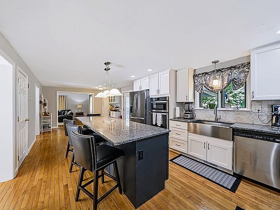 5th image of 6 Forest St