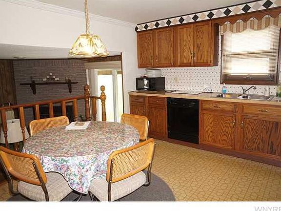 4th image of 73 Colonial Manor Ct