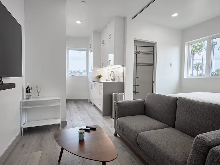 2929 S La Brea Ave — Photo 26