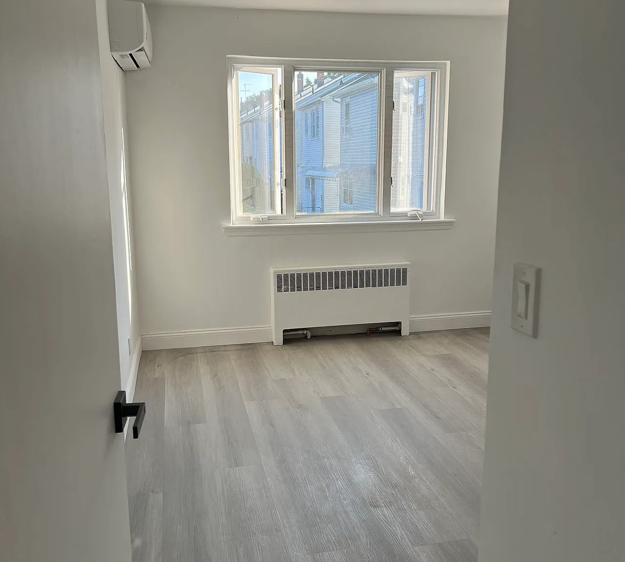 3 bed, 1000 sqft, $3,300 — Photo 1