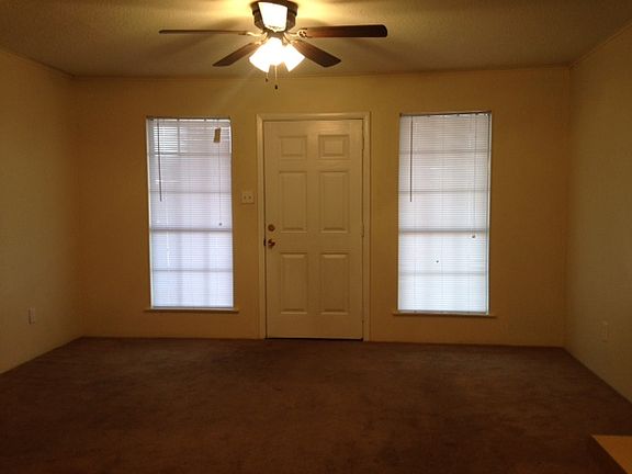2nd image of 905 Parkwood Dr APT V