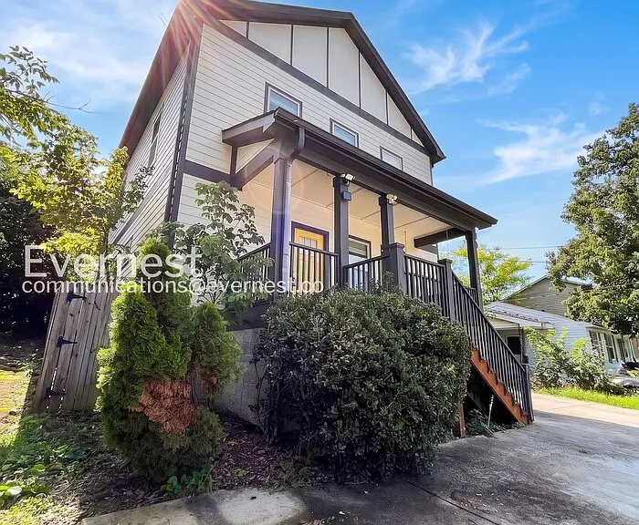 2115 Burns St — Photo 1