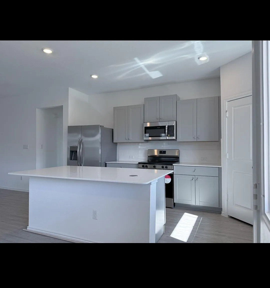 4 bed, 2071 sqft, $2,200 — Photo 3