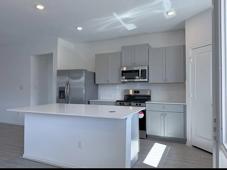 124 Greystone Ct — Photo 3