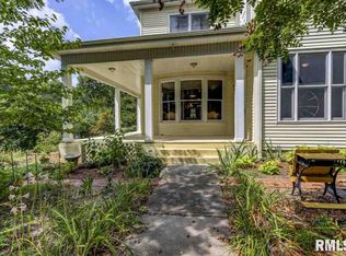 205 N 9th St, Petersburg, IL 62675