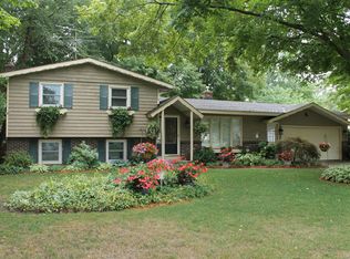 7850 Ridgewood Dr, Jenison, MI 49428