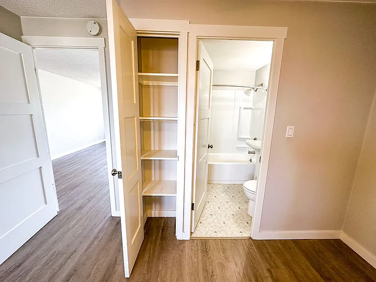 Mercer Vista Apartments — Photo 26