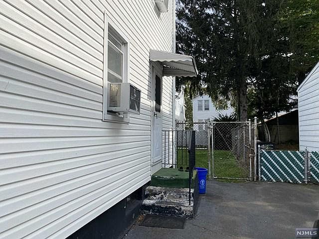 2nd image of 216 N 17th St
