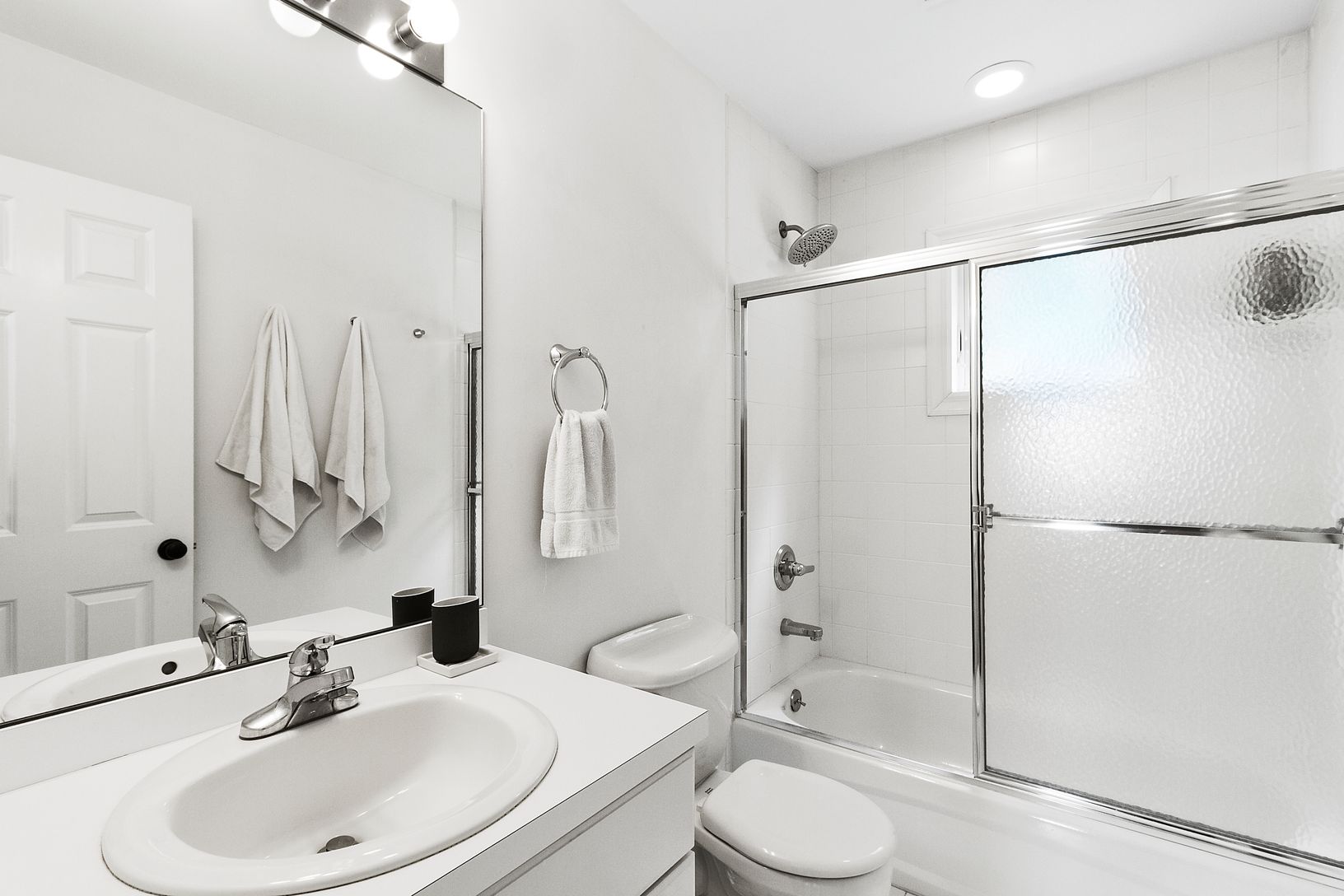 Bathroom off living room for bedrooms with queen beds