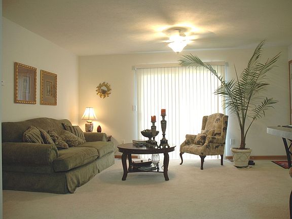 4th image of 135 Vivian Ln APT 3