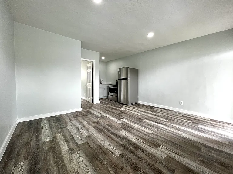 750 NW 9th Ave #3B — Photo 2