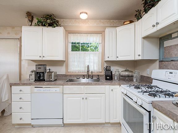 3rd image of 3519 Breezewood Dr SE